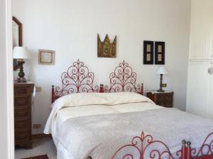 A bed or beds in a room at Aia dei Limoni