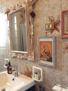 A bathroom at Aia dei Limoni