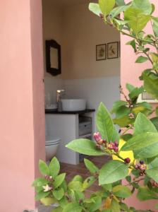 A bathroom at Aia dei Limoni