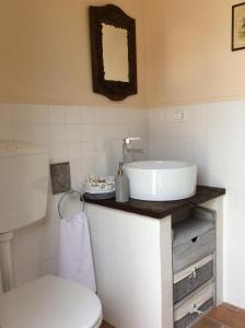 A bathroom at Aia dei Limoni