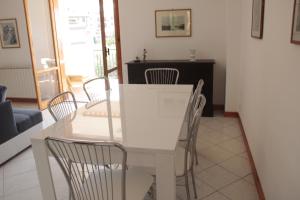 a white table and chairs in a living room at Uliveto in Gioiosa Marea
