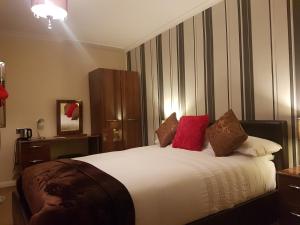 A bed or beds in a room at Senlac Guesthouse 