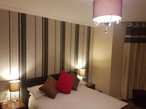 A bed or beds in a room at Senlac Guesthouse 