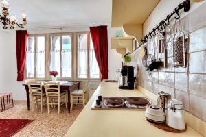A kitchen or kitchenette at Ca' Badoer Frari
