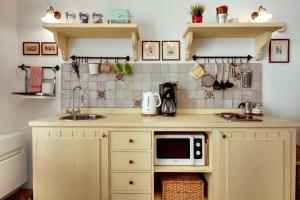 A kitchen or kitchenette at Ca' Badoer Frari