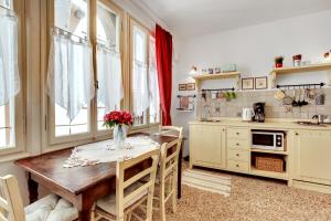 A kitchen or kitchenette at Ca' Badoer Frari