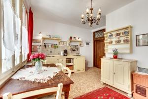 A kitchen or kitchenette at Ca' Badoer Frari