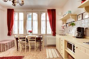 A kitchen or kitchenette at Ca' Badoer Frari