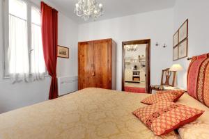 A bed or beds in a room at Ca' Badoer Frari