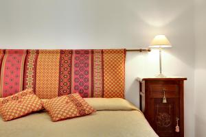 A bed or beds in a room at Ca' Badoer Frari