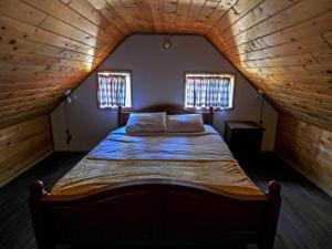 1 dormitorio con 1 cama grande en el ático en Ruth Lake Lodge Resort, en Forest Grove