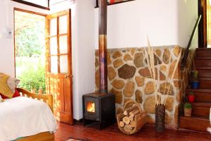 a bedroom with a wood stove in a room at Cabañas El Albaricoque Cochiguaz in El Sanjeado