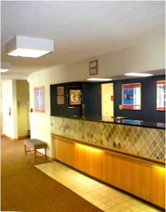 una sala de espera con un banco y un mostrador en Fairborn Hotel and Inn, en Fairborn