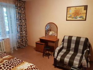 ラメンスコエにあるV Gostyakh U Skazkiのベッドルーム(デスク、鏡、椅子付)