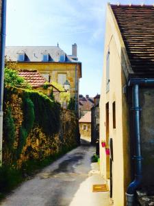 an alley in a town with at The Good Studio Vezelay in Vézelay +12 photos