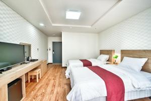 TV a/nebo společenská místnost v ubytování Breeze Bay Hotel