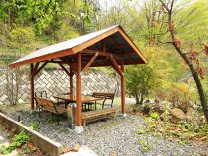 Ein Garten an der Unterkunft Guesthouse Tomoshibi