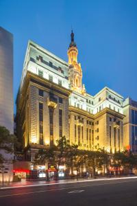 un gran edificio con una torre encima en Jin Jiang Pacific Hotel en Shanghái