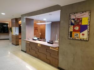 uma cozinha com um balcão com um quadro na parede em Belém Soft Hotel em Belém