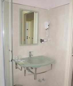 ein Bad mit einem Waschbecken und einem Spiegel in der Unterkunft B&B Le Giare in Monterosso al Mare