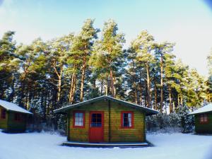 KuivastuにあるKuivastujaaniの雪の赤い扉のある小さな家