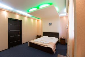 um quarto com uma cama com duas toalhas em Antey em Novosibirsk