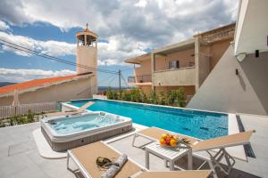 einen Whirlpool auf dem Dach eines Hauses mit einem Gebäude in der Unterkunft Villa Mandalinic in Omiš