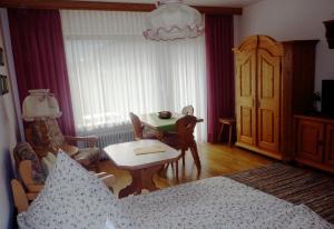 - un salon avec un lit et une table dans l'établissement Farchant-Zugspitze, à Farchant