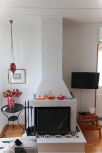 TV a/nebo společenská místnost v ubytování To Spitaki Apartments