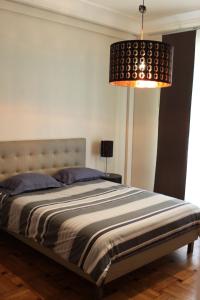 1 dormitorio con 1 cama grande con lámpara en Palais Haydee, en Niza