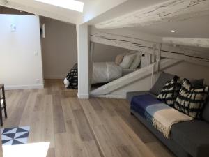 Cette chambre comprend 2 lits superposés et un canapé. dans l'établissement Le Lodi, à Marseille