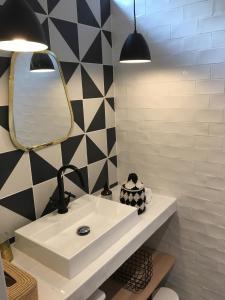 La salle de bains est pourvue d'un lavabo et d'un miroir. dans l'établissement Le Lodi, à Marseille