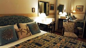 ein Hotelzimmer mit einem Bett mit Kissen darauf in der Unterkunft B&B Maison A in Cagliari