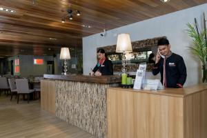 Členové personálu v ubytování Cebu Uncle Tom's Cabin Hotel powered by Cocotel