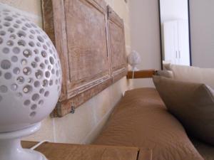 - un salon avec un canapé et une table dans l'établissement La Creta b&b, à Mandurie