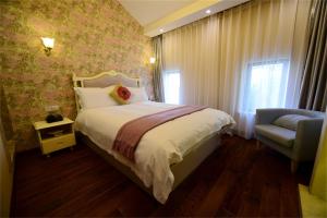 Tempat tidur dalam kamar di Shanghai Soho Garden Hotel