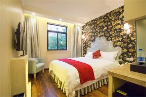 سرير أو أسرّة في غرفة في Shanghai Soho Garden Hotel