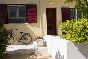 una bicicleta estacionada frente a una casa en House downtown Lefkada en Lefkada