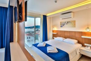 Postel nebo postele na pokoji v ubytování Kaş Artemis Hotel