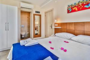 Postel nebo postele na pokoji v ubytování Kaş Artemis Hotel