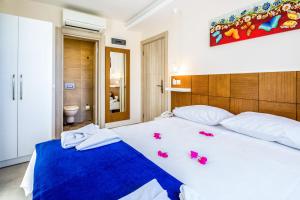 Postel nebo postele na pokoji v ubytování Kaş Artemis Hotel