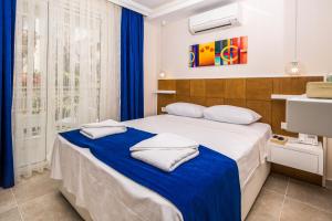 Postel nebo postele na pokoji v ubytování Kaş Artemis Hotel