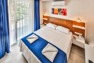 Postel nebo postele na pokoji v ubytování Kaş Artemis Hotel