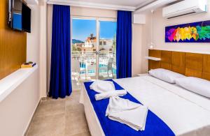 Postel nebo postele na pokoji v ubytování Kaş Artemis Hotel