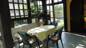 メゼーケヴェシュトにあるCiklámen vendégházakのダイニングルーム(テーブル、椅子、窓付)