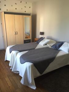 מיטה או מיטות בחדר ב-Au Repos De La Blaise