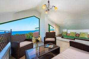 Posezení v ubytování Beachfront Villa Rhodes SeaShell