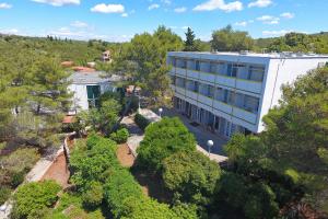 una vista aérea de un edificio con árboles y arbustos en Hotel Luka en Luka