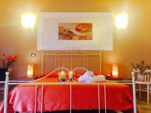 トロペアにあるLaura Holiday Homeのベッドルーム1室(キャンドル付きの赤いベッド1台付)