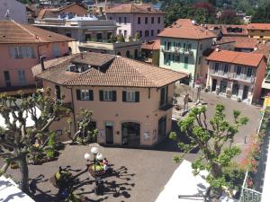 een luchtzicht op een stad met gebouwen bij Affittacamere Caffè Nazionale in Stresa